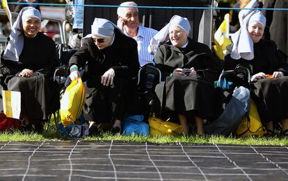 Un grupo de monjas espera la llegada de Benedicto XVI en Bellahouston Park, donde celebrará una misa al aire libre.