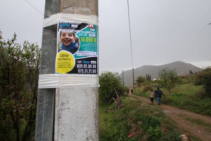 Cartel con el retrato del menor desaparecido, Gabriel Cruz, en la pedanía nijareña de Las Hortichuelas en Almería, el 1 de marzo de 2018.