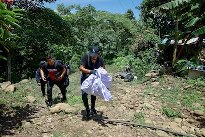 Policías trabajan en una zona del río Cahoacán donde fueron localizados restos humanos.