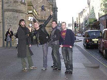 Los componentes de El Canto del Loco, ayer en Edimburgo.