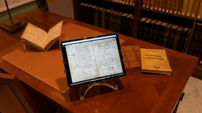 Una tableta conectada a la Biblioteca Digital de la RAE muestra el manuscrito de la obra 'La desdichada Estefanía' de Lope de Vega. A la derecha, el ejemplar original.