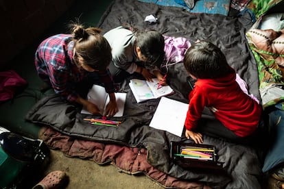 Unas niñas afganas dibujan en una casa de acogida para migrantes en tránsito en el cantón bosnio de Una Sana. Los niños desplazados no están escolarizados. A veces, algunas organizaciones y personas particulares les proporcionan cuadernos y pinturas.