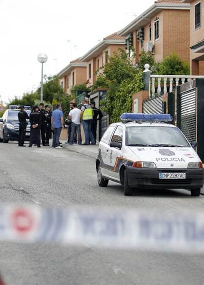 Varios policías conversan delante del domicilio de Miren Mendía.