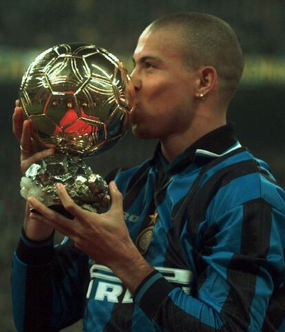 Ronaldo beija a Bola de Ouro que recebeu como melhor jogador de 1997, em Milão, no estádio San Siro.