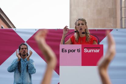 La líder de Sumar y vicepresidenta del Gobierno, Yolanda Díaz, este martes en San Cristóbal de La Laguna (Tenerife). Al fondo, el exdiputado Alberto Rodríguez, líder de Drago Canarias y candidato de Sumar por Tenerife.