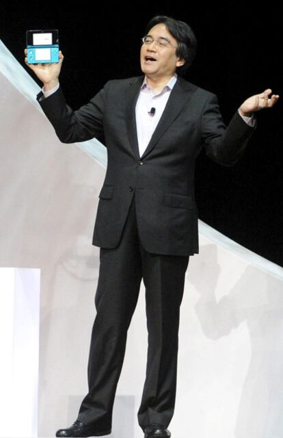 El presidente de Nintendo, Satoru Iwata muestra la consola 3DS.
3DS de Nintendo.
XBox 360 con Kinect.