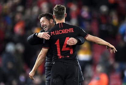 Simeone abraza a Llorente tras marcar  este su segundo gol al Liverpool en Anfield.