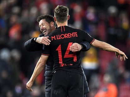 Simeone abraza a Llorente tras marcar  este su segundo gol al Liverpool en Anfield.