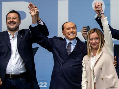 Matteo Salvini, Silvio Berlusconi y Giorgia Meloni, en un acto de campaña en Roma este jueves.