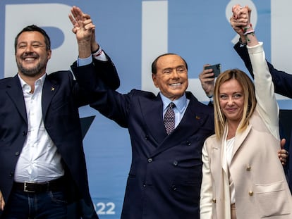 Matteo Salvini, Silvio Berlusconi y Giorgia Meloni, en un acto de campaña en Roma este jueves.