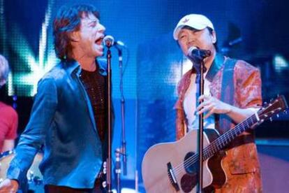 Mick Jagger, a la izquierda, con el rockero chino Cui Jian, en un momento del concierto.