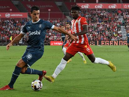 ALMERÍA, 20/10/2022.- El delantero maliense del Almería El Bilal Touré (d) disputa el balón ante Bernardo Espinosa (i), defensa colombiano del Girona, durante el partido de la décima jornada de LaLiga entre la UD Almería y el Girona FC, este jueves en el Power Horse Stadium de Almería. EFE / Carlos Barba
