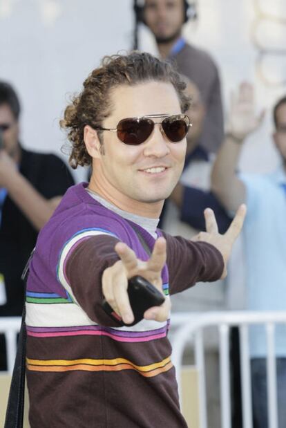 Singer David Bisbal, cellular phone in hand, at the last San Sebastián film festival.