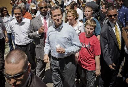 Rick Santorum camina con su mujer Karen por las calles de San Juan, Puerto Rico.