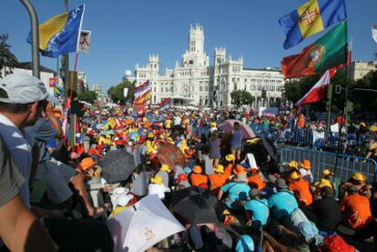 Decenas de miles de fieles abarrotan la plaza de Cibeles para asistir al acto  promovido por Kiko Argüello para   "recoger los frutos" de la JMJ.