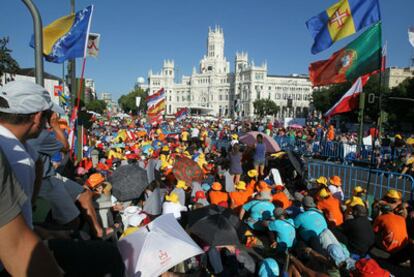 Decenas de miles de fieles abarrotan la plaza de Cibeles para asistir al acto promovido por Kiko Argüello para "recoger los frutos" de la JMJ.