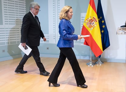 La vicepresidenta primera, Nadia Calviño, junto al comisario europeo de Mercado Interior, Thierry Breton, se dirigen a la rueda de prensa tras reunirse.