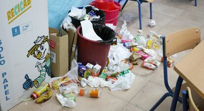 Una vista de un aula de un colegio de Jerez con basura.