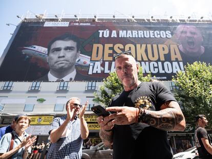 El líder de Desokupa, Dani Esteve, el día en el que Desokupa desplegó una lona en Atocha contra el presidente del Gobierno.