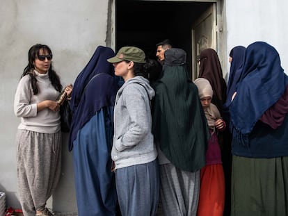 Varias mujeres esperan su turno en una tienda del mercado del campo de Al Roj, al noreste de Siria, en marzo de 2021.