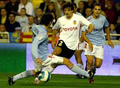 Morientes intenta regatear a Contreras.