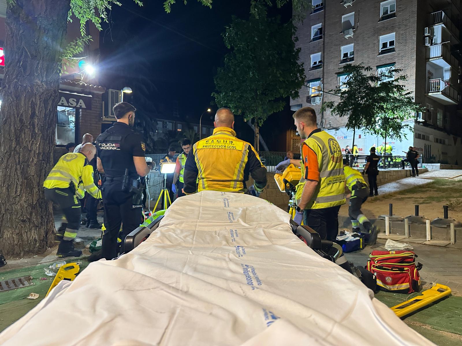 Los servicios de emergencias y la policía en el lugar en el que ha fallecido un hombre a puñaladas.