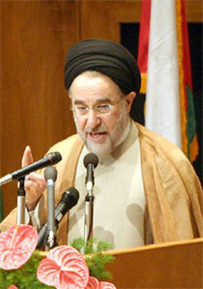 El presidente iraní, Mohamed Jatamí, se dirige a la OCI, ayer en Teherán.