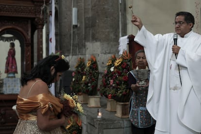La Iglesia Católica abrió sus puertas para oficiar la misa tradicional, históricamente la comunidad LGTBIQ+ no ha aceptada por la religión católica en México.
