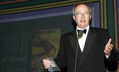 Philip Pullman, durante su discurso tras ganar el premio Whitbread al Libro del Año 2001, en Londres, con un ejemplar de 'El catalejo ámbar' en la mano. La novela fue la última de la trilogía 'Materiales oscuros'.