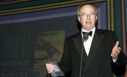 Philip Pullman, durante su discurso tras ganar el premio Whitbread al Libro del A&ntilde;o 2001, en Londres, con un ejemplar de &#039;El catalejo &aacute;mbar&#039; en la mano. La novela fue la &uacute;ltima de la trilog&iacute;a &#039;Materiales oscuros&#039;. 