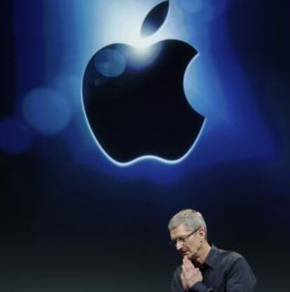 Tim Cook dirige Apple tras la muerte de Steve Jobs.