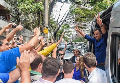 Aécio saúda eleitores em Belo Horizonte no dia 5, data do primeiro turno.