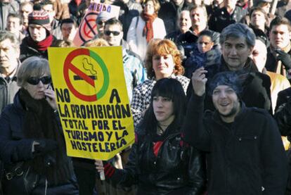 Los hosteleros palentinos protestan por el impacto económico de la ley antitabaco en el sector.