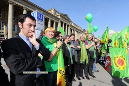 Los líderes del Partido Verde almemán Cem Oezdemir y Claudi Roth (la segunda por la izquierda) participan en una protesta contra la energía nuclear el pasado sábado.