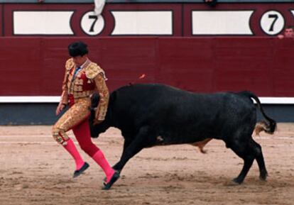 Manolo Martínez, en el momento de ser cogido por su primer toro.