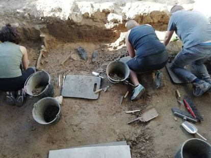 Tres trabajadores de la Asociación de Recuperación de Memoria Histórica durante la exhumación de la fosa en Boadilla.