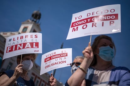 Miembros de la asociación Derecho a Morir Dignamente se concentran en la Puerta del Sol a favor de la aprobación de la ley de eutanasia.