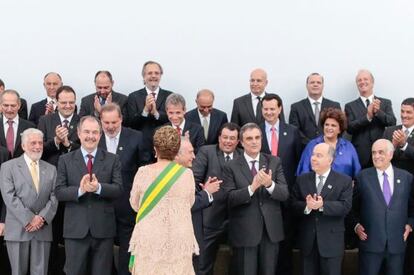 Dilma Rousseff mira a su segundo gabinete.