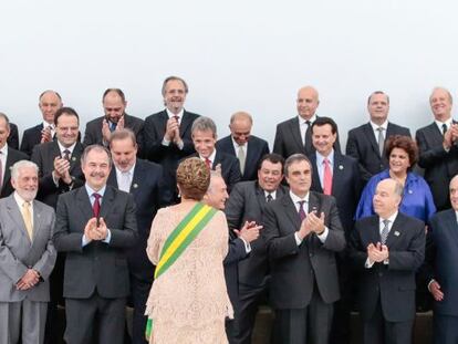 Dilma Rousseff mira a su segundo gabinete. 