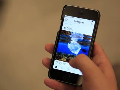Un usuario utiliza Instagram a través de un dispositivo móvil.