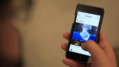 Un usuario utiliza Instagram a través de un dispositivo móvil.