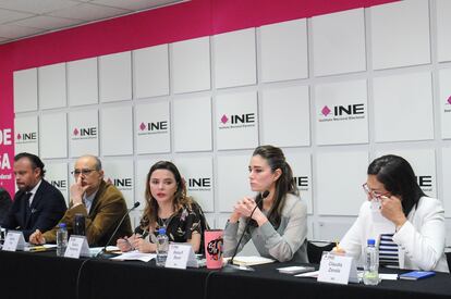 Los consejeros electorales durante una rueda de prensa, este 9 de abril.