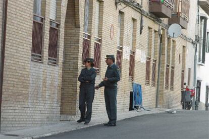 Agentes de la Guardia Civil en la avenida de Granada de Jun, donde han sido allanadas las 30 viviendas.