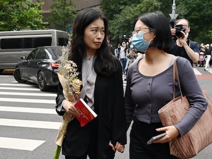 Zhou Xiaoxuan junto a una simpatizante, de camino al juzgado el martes para asistir a la audiencia sobre su denuncia de acoso sexual
