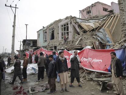 Vecinos en el lugar donde se produjo un ataque suicida en Kabul el viernes 2 de marzo, causando al menos un muerto 