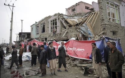 Vecinos en el lugar donde se produjo un ataque suicida en Kabul el viernes 2 de marzo, causando al menos un muerto