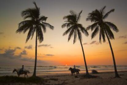 Paseo a caballo por la playa de Guiones, en la península de Nicoya (Costa Rica).