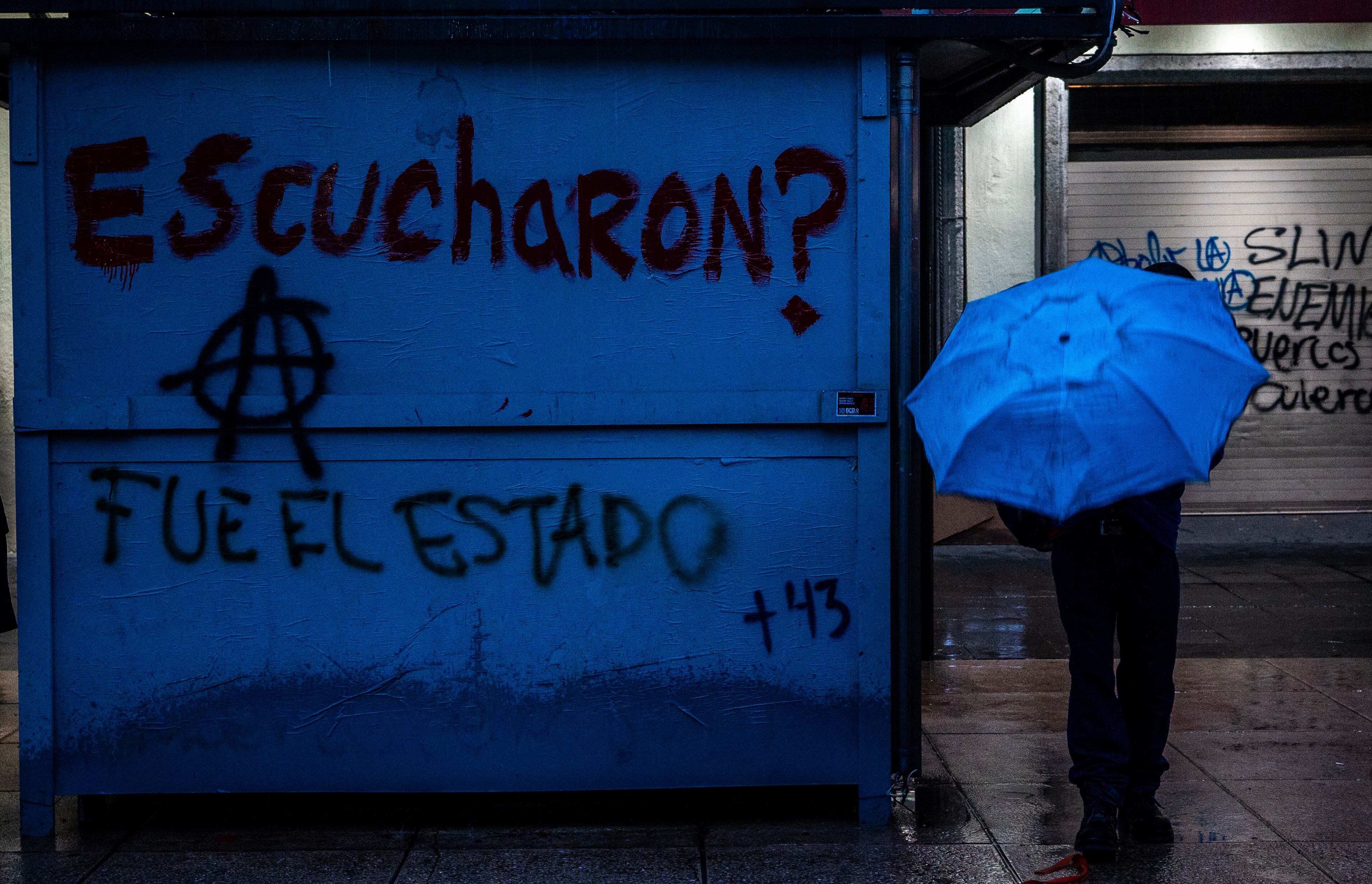 Un puesto de periódicos muestra un mensaje de protesta pintado por manifestantes en su camino hacia el Zócalo, el 26 de septiembre en Ciudad de México.