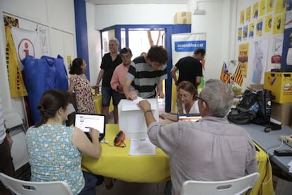 Socis de l'ANC voten en un local de Gràcia, Barcelona.