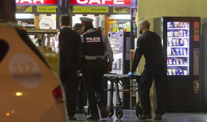 Polic&iacute;as y servicios funerarios, este s&aacute;bado en la estaci&oacute;n de Sant Andreu Arenal de Barcelona. 